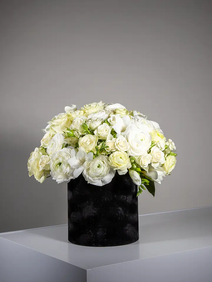 Flower box nera di fiori bianchi